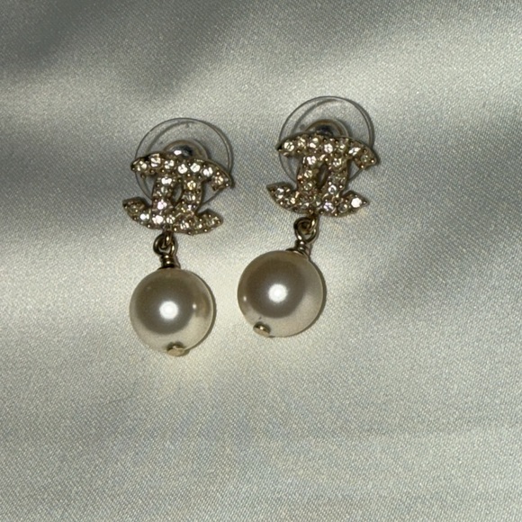 Preloved Chanel CC earrings with pearls excellent condition has stamp - Picture 2 of 5